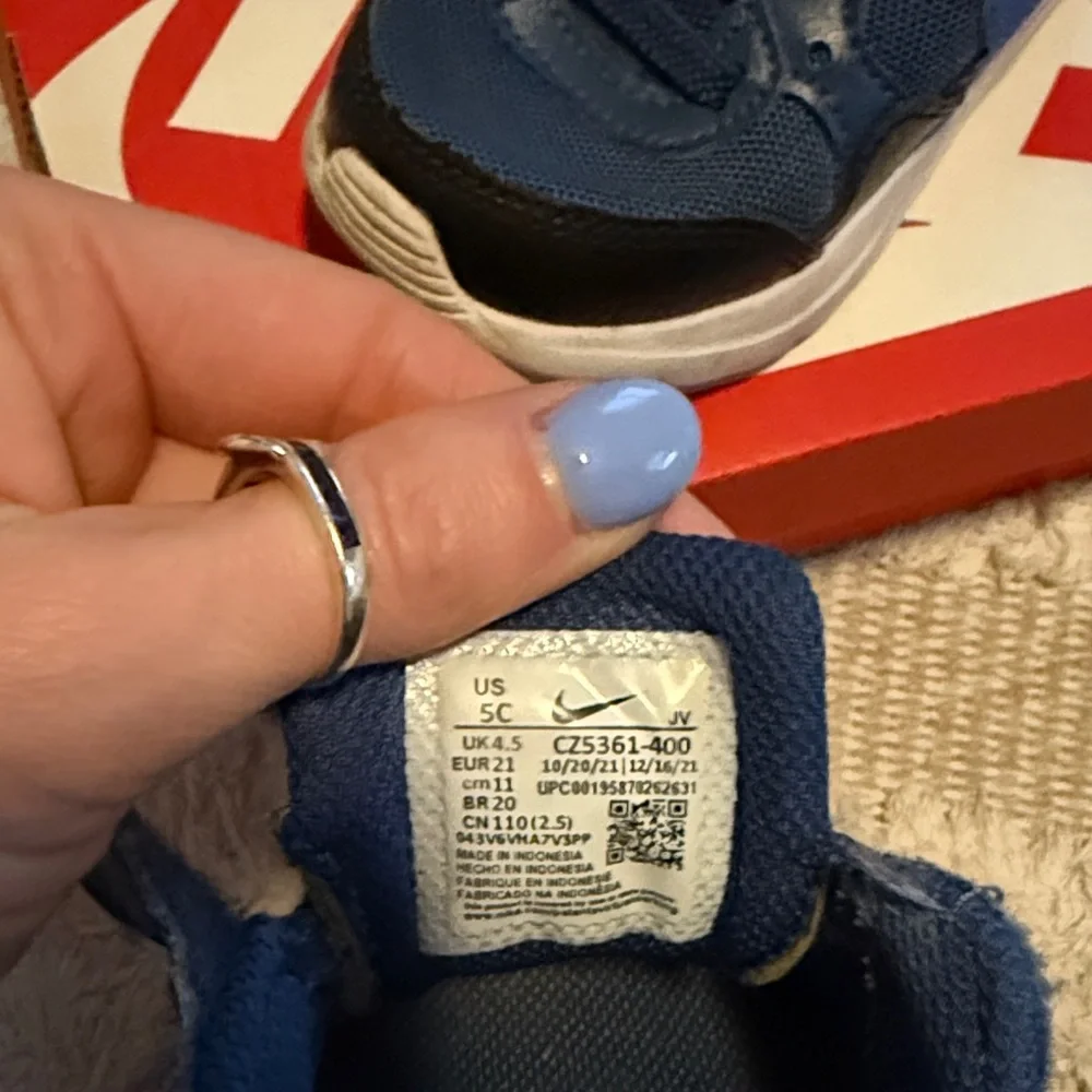 Nike Kids Navy and Black Sneakers - Picture 5 of 5